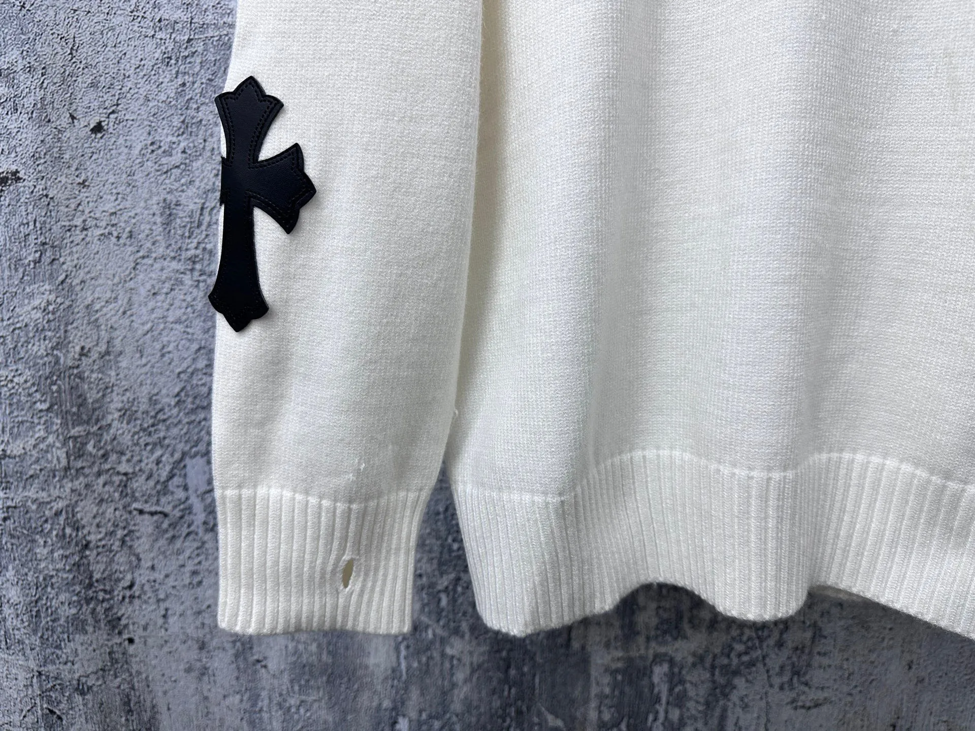 ￼ P250 【Chrome Hearts】Chrome Hearts' new cross-knitted jacquard appliquéd crew neck sweater. Contains 20% wool. The item is made of custom-dyed and custom-spun yarn and purchased from the original version. A full set of customized accessories. Details determine success or failure. A new model for autumn and winter. It is soft and delicate and does not tie the body. The upper body effect is very nice. Loose fit. Same style for men and women. Color: White Black Size: S-L